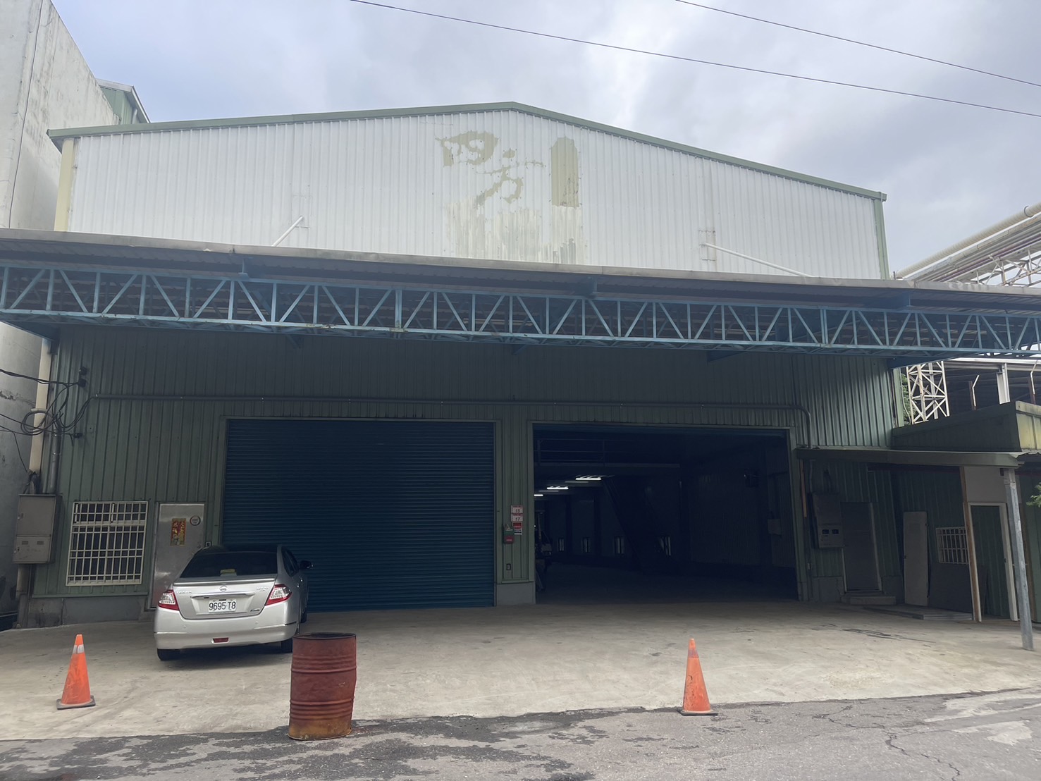 烏樹林工業區[1.廠房全新整理，好規劃利用，即可進駐。 2.前有腹地，方便裝卸貨物，大車好進出。 3.烏樹林工業區，周邊工廠林立，好招工。 4.近龍潭交流道、66快速道路，交通便利! 5.依法可工廠登記。有碼頭好裝卸]