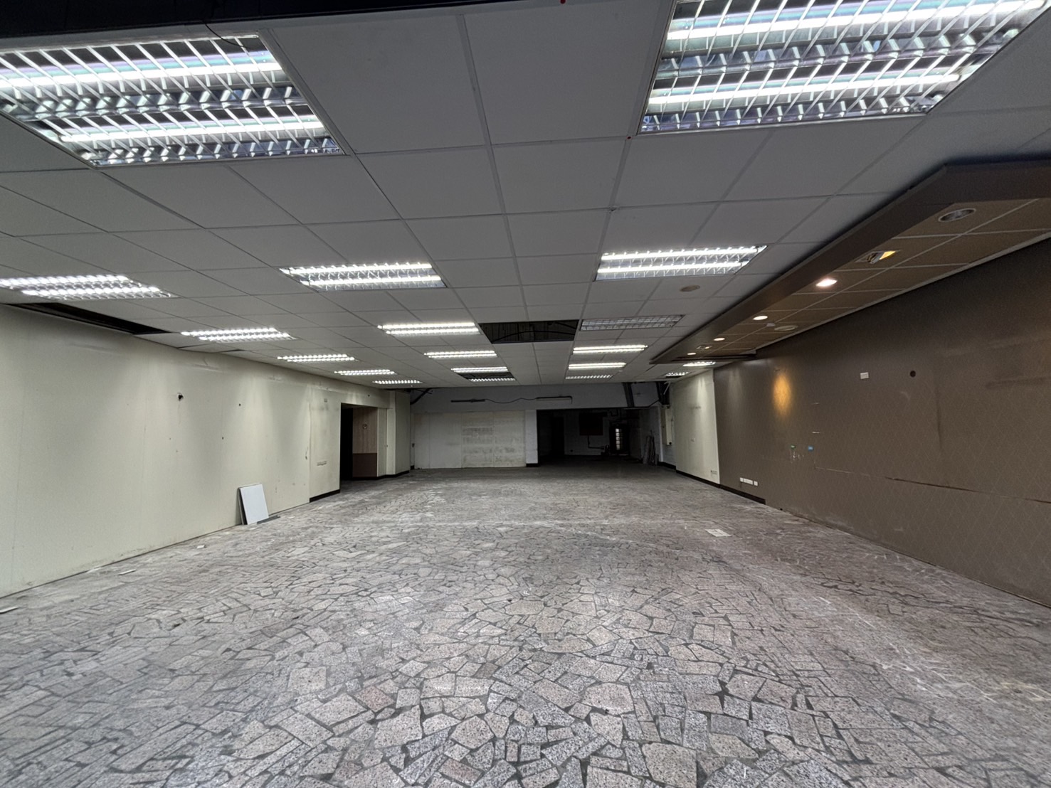 其他工業用地[G1016 新樹路三角窗廠房~住商樹林中正加盟店]